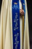 Kapa liturgiczna ecru z haftem maryjnym i ozdobnym panelem – zbliżenie zdobienia