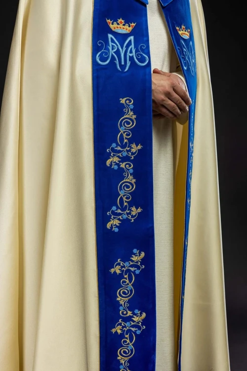 Kapa liturgiczna ecru z haftem maryjnym i ozdobnym panelem – zbliżenie zdobienia