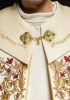 Kapa liturgiczna ecru z haftem monogramu PX – widok z przodu