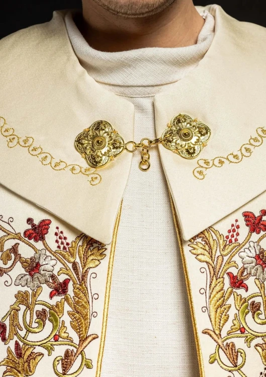 Kapa liturgiczna ecru z haftem monogramu PX – widok z przodu