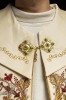 Kapa liturgiczna ecru z wypukłym haftem IHS – widok z przodu