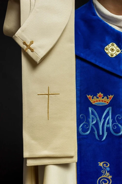 Kapa liturgiczna ecru z haftem maryjnym i ozdobnym panelem – detal kołnierza
