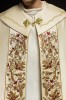 Kapa liturgiczna ecru z haftem monogramu PX – widok z tyłu