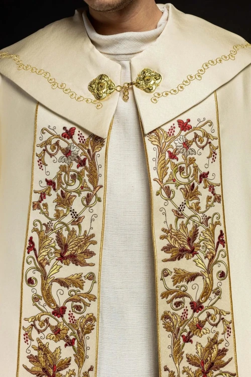 Kapa liturgiczna ecru z haftem monogramu PX – widok z tyłu