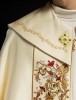 Kapa liturgiczna ecru z wypukłym haftem IHS – widok z tyłu