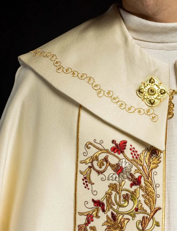 Kapa liturgiczna ecru z wypukłym haftem IHS – widok z tyłu