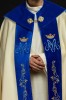 Kapa liturgiczna ecru z haftem maryjnym i ozdobnym panelem – detal przedniego pasa