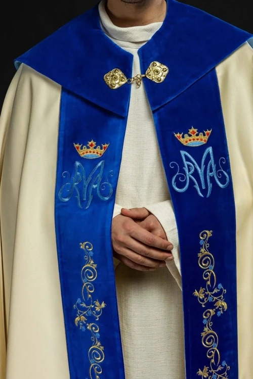 Kapa liturgiczna ecru z haftem maryjnym i ozdobnym panelem – detal przedniego pasa