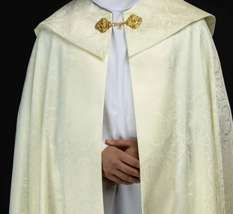 Kapa liturgiczna ecru z żakardu z motywem kwiatowym – widok z przodu
