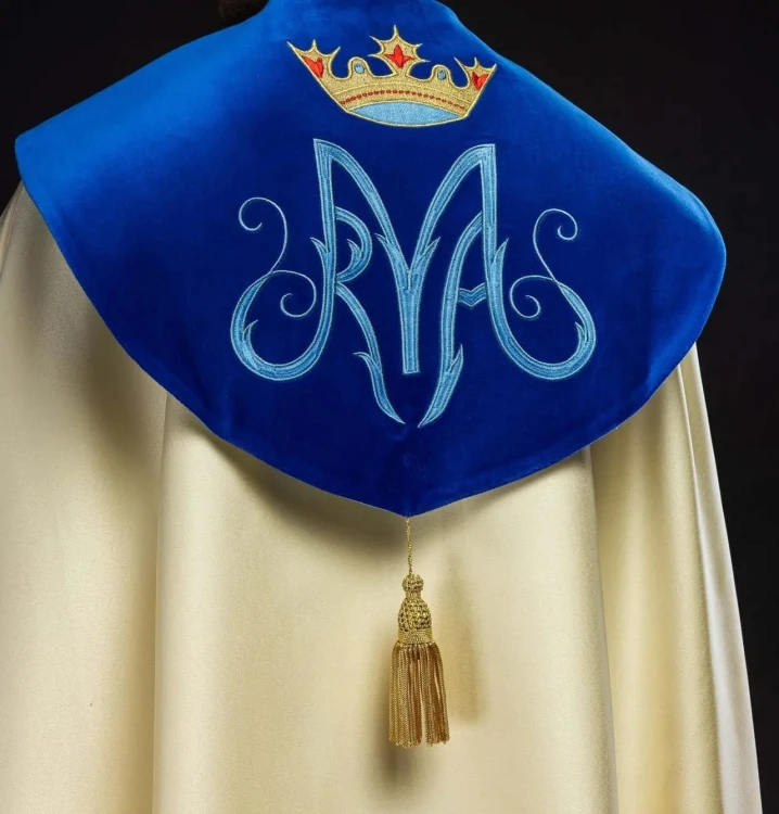Kapa liturgiczna ecru z haftem maryjnym i ozdobnym panelem – sposób zapięcia