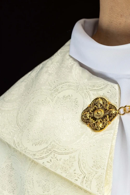 Kapa liturgiczna ecru z żakardu z motywem kwiatowym – widok z tyłu