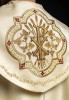 Kapa liturgiczna ecru z haftem monogramu PX – detal kołnierza
