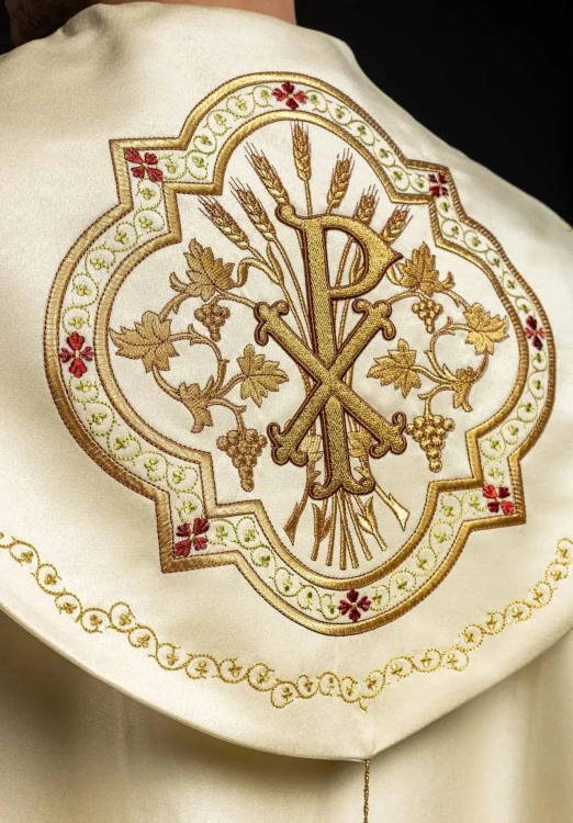 Kapa liturgiczna ecru z haftem monogramu PX – detal kołnierza