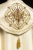Kapa liturgiczna ecru z wypukłym haftem IHS – detal przedniego pasa