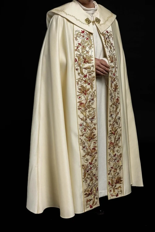 Kapa liturgiczna ecru z haftem monogramu PX – sposób zapięcia