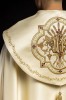 Kapa liturgiczna ecru z wypukłym haftem IHS – sposób zapięcia