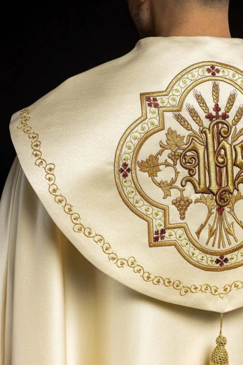 Kapa liturgiczna ecru z wypukłym haftem IHS – sposób zapięcia