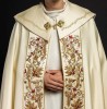 Kapa liturgiczna ecru z haftem monogramu PX – układ tkaniny