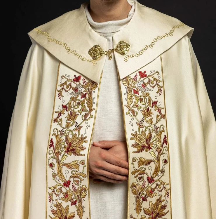 Kapa liturgiczna ecru z haftem monogramu PX – układ tkaniny