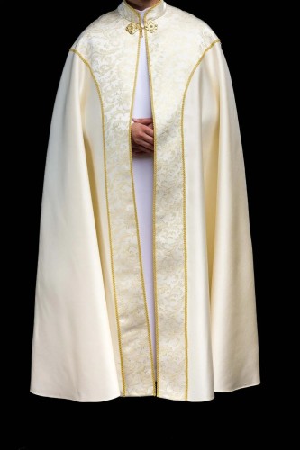 Kapa liturgiczna ecru ze złotym ornamentem żakardowym – widok całej szaty