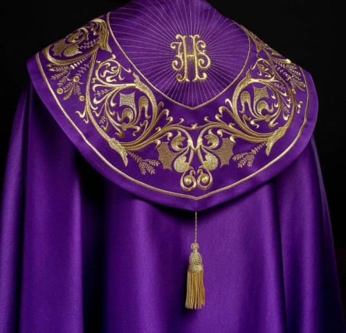 Kapa liturgiczna fioletowa z bogatym haftem IHS – widok główny