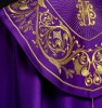 Kapa liturgiczna fioletowa z bogatym haftem IHS – widok z przodu