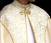 Kapa liturgiczna ecru ze złotym ornamentem żakardowym – widok z przodu