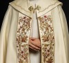 Kapa liturgiczna ecru z wypukłym haftem IHS – detal wykończenia