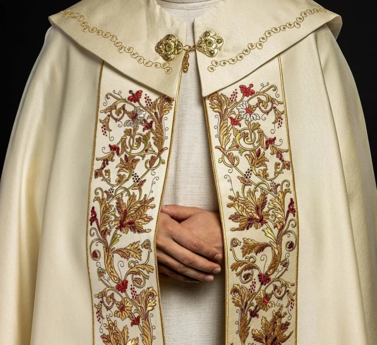 Kapa liturgiczna ecru z wypukłym haftem IHS – detal wykończenia