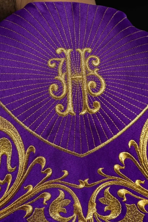 Kapa liturgiczna fioletowa z bogatym haftem IHS – widok z tyłu