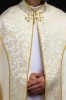 Kapa liturgiczna ecru ze złotym ornamentem żakardowym – widok z tyłu