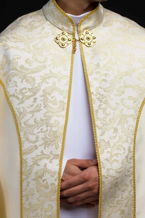 Kapa liturgiczna ecru ze złotym ornamentem żakardowym – widok z tyłu