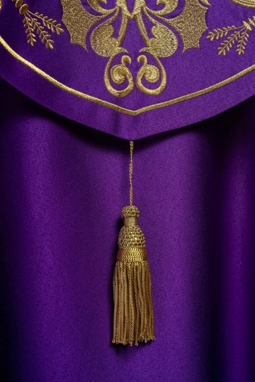 Kapa liturgiczna fioletowa z bogatym haftem IHS – zbliżenie zdobienia