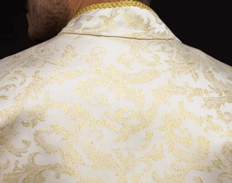 Kapa liturgiczna ecru ze złotym ornamentem żakardowym – zbliżenie zdobienia