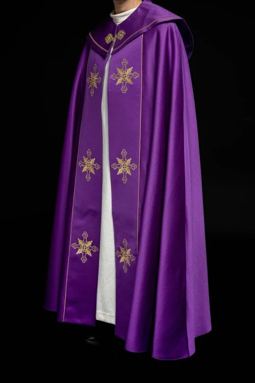 Kapa liturgiczna fioletowa z haftem IHS – widok całej szaty