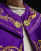Kapa liturgiczna fioletowa z bogatym haftem IHS – detal kołnierza