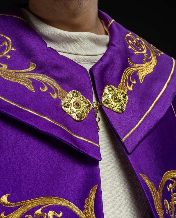 Kapa liturgiczna fioletowa z bogatym haftem IHS – detal kołnierza
