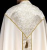 Kapa liturgiczna ecru ze złotym ornamentem żakardowym – detal kołnierza