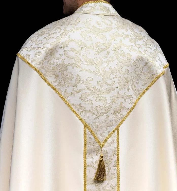 Kapa liturgiczna ecru ze złotym ornamentem żakardowym – detal kołnierza