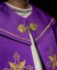Kapa liturgiczna fioletowa z haftem IHS – widok z przodu