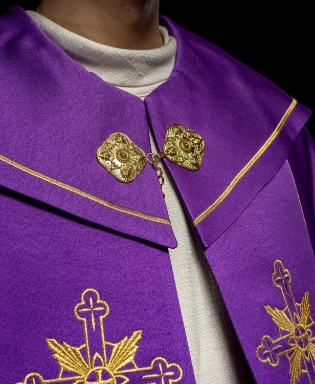 Kapa liturgiczna fioletowa z haftem IHS – widok z przodu