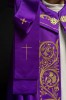 Kapa liturgiczna fioletowa z bogatym haftem IHS – detal przedniego pasa