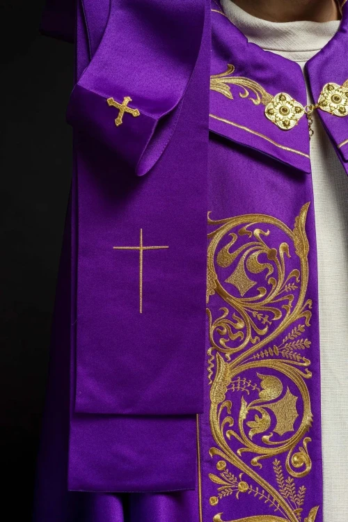 Kapa liturgiczna fioletowa z bogatym haftem IHS – detal przedniego pasa