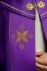 Kapa liturgiczna fioletowa z haftem IHS – widok z tyłu