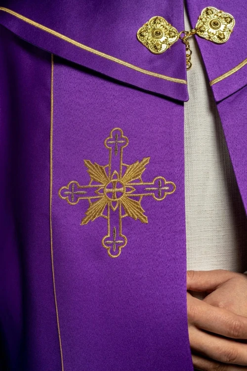 Kapa liturgiczna fioletowa z haftem IHS – widok z tyłu