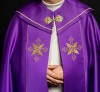Kapa liturgiczna fioletowa z haftem IHS – zbliżenie zdobienia