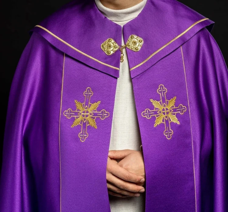 Kapa liturgiczna fioletowa z haftem IHS – zbliżenie zdobienia