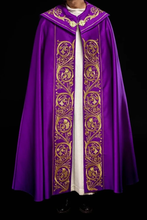Kapa liturgiczna fioletowa z bogatym haftem IHS – układ tkaniny