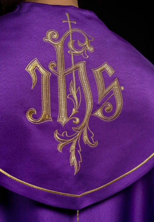 Kapa liturgiczna fioletowa z haftem IHS – detal kołnierza