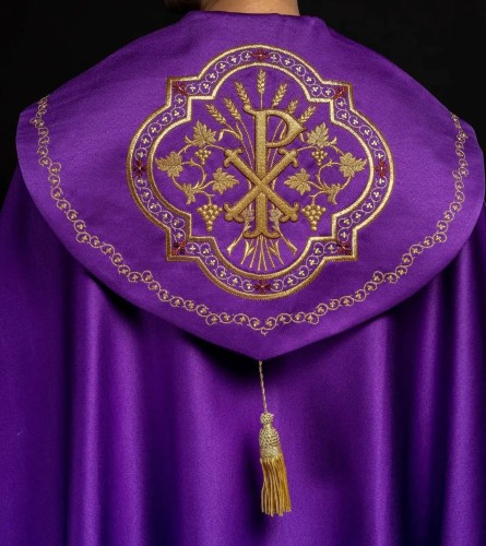 Kapa liturgiczna fioletowa z haftem monogramu PX – widok główny